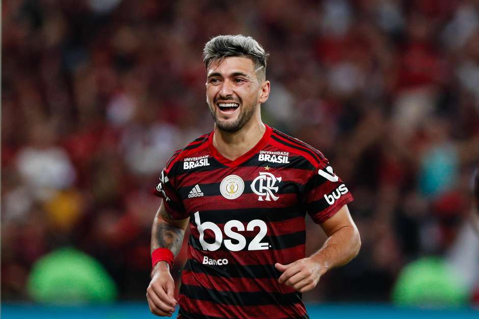 Arrascaeta é convocado e poderá desfalcar o Flamengo em clássico