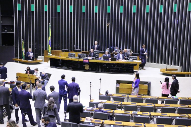 Texto que permite Mesa da Câmara suspender deputado será votado hoje