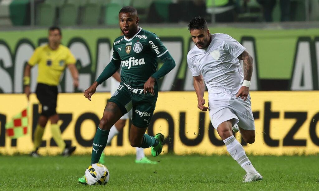 Athletico-PR faz 2 a 0 no Palmeiras e retoma liderança do Brasileirão