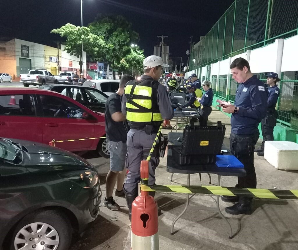 Agentes de segurança prendem 13 motoristas alcoolizados na madrugada deste domingo (16)