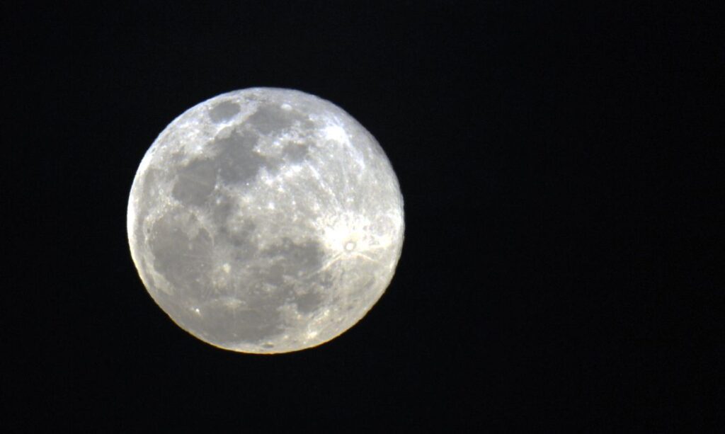 Lua Cheia Rosa' poderá ser vista nesta terça-feira no Brasil