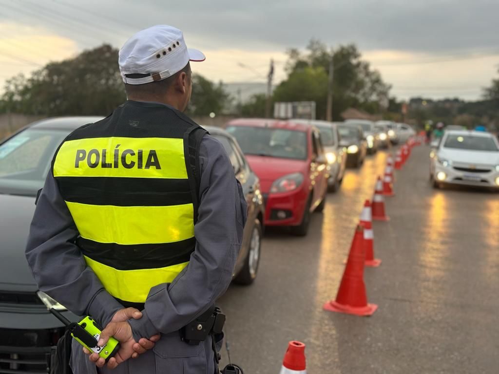 Operação Lei Seca na MT-251 resulta em prisão de quatro motoristas e remoção de 27 veículos