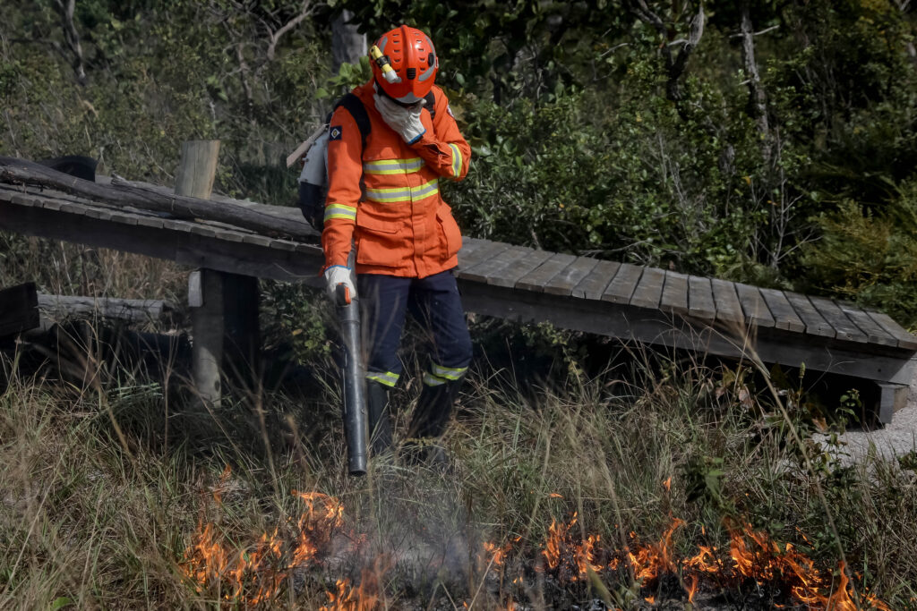 Corpo de Bombeiros segue no combate a dois incêndios florestais