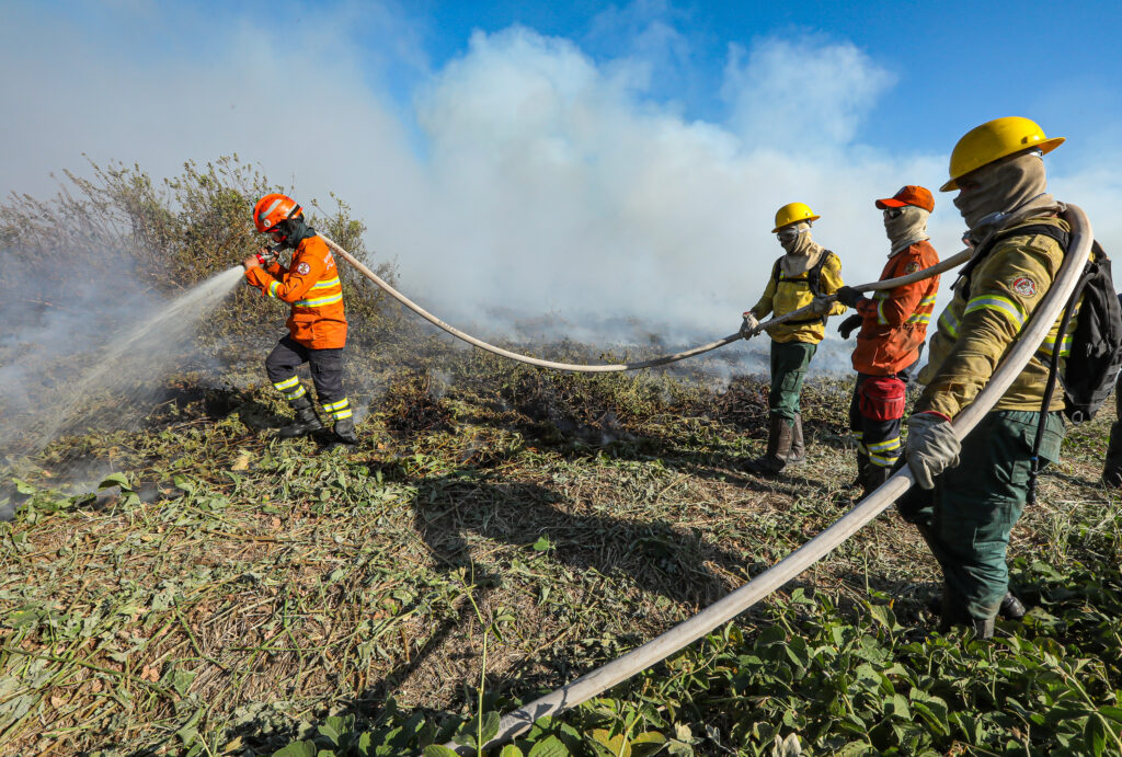 Bombeiros de MT continuam ações de combate ao incêndio em Cáceres