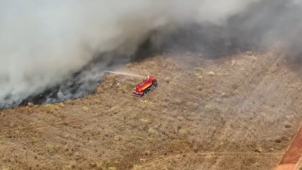 Bombeiros combatem incêndio em lavoura em Campo Novo do Parecis