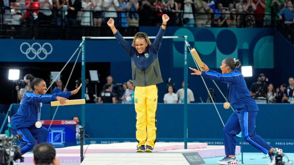 Rebeca é ouro no solo e vira maior medalhista olímpica do Brasil