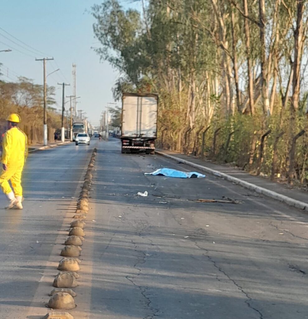 Homem morre em acidente entre moto e carreta, em Várzea Grande