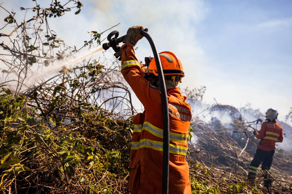 Corpo de Bombeiros extingue dois incêndios e combate outros 20 em MT