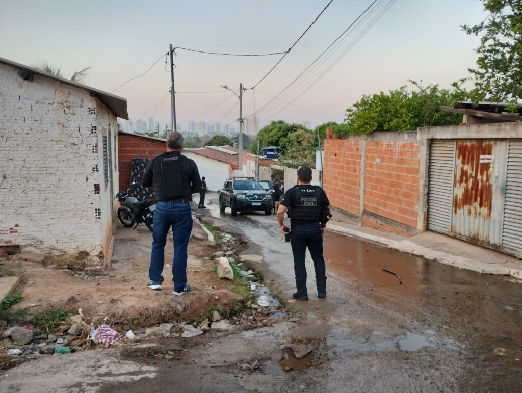 Polícia Civil cumpre mandados contra autores de homicídios na região metropolitana; execução de pai e filho está entre os crimes