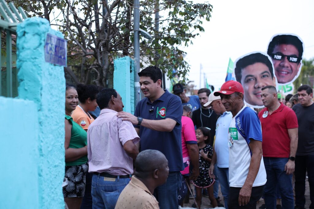 Comerciantes e moradores do Bonsucesso reconhecem investimentos e apoiam reeleição de Kalil Prefeito e Pedrinho Tolares lideraram arrastão no distrito mais antigo da cidade no fim de semana.  Comerciantes e moradores do distrito de Bonsucesso, em Várzea Grande, receberam com alegria o arrastão liderado pelo candidato à reeleição Kalil Baracat (MDB) no fim de semana. As famílias animadas saíam das casas aguardando a passagem do prefeito e do seu candidato a vice, Pedrinho Tolares (MDB).   Rose Ribeiro, uma das proprietárias da Peixaria 4R, estava entre os que esperaram a chegada do prefeito e dos apoiadores que tomaram a rua da comunidade em ritmo de festa. “Eu voto no Kalil porque ele é o melhor! Ele fez muito aqui pelo Bonsucesso e esperamos que ele continue fazendo melhorias aqui para a nossa região”.   Morada há 53 anos no distrito de Bonsucesso, Cleonice Natalina de Souza, também recebeu o prefeito Kalil Baracat com muita alegria em sua casa. Ela e a família estão fechados com o 15. “Kalil olha aqui pelo Bonsucesso e tem ajudado muito a nossa comunidade e um dos benefícios foi a estrada nova que ele construiu aqui”, comentou.   Cleonice se referiu ao pacote de obras que o prefeito lançou em outubro do ano passado durante os festejos dos 200 anos do distrito, mais antigo que a própria cidade de Várzea Grande, que tem 157 anos.   Dentre as obras, Kalil investiu na pavimentação asfáltica do prolongamento da Rua Joaquim José de Magalhães, com sinalização horizontal e vertical, reforma do Centro Comunitário do Distrito, reforma do miniestádio Cândido Jordão de Magalhães com vestiários novos, arquibancada e um campo de grama tratada.   Para a próxima gestão, Kalil Baracat e Pedrinho Tolares devem construir um Centro Cultural no distrito para alavancar o turismo de negócios e outras áreas econômicas da cidade, colocando a cidade definitivamente no calendário dos grandes eventos, para incentivar o turismo de negócios e criar um calendário festivo e cultural para fomento do turismo e gastronomia.   No fim do arrastão, Kalil agradeceu os apoiadores e os candidatos a vereadores que tem ajudado na caminhada rumo à reeleição.  “Nós temos as melhores propostas, estamos fazendo uma eleição limpa, linda, e teremos uma grande vitória no dia 6. Estamos na reta final e vamos colocar mais gás aí e convencer mais pessoas de que nós somos a melhor proposta e temos as melhores parcerias para continuar avançando na cidade de Várzea Grande”.