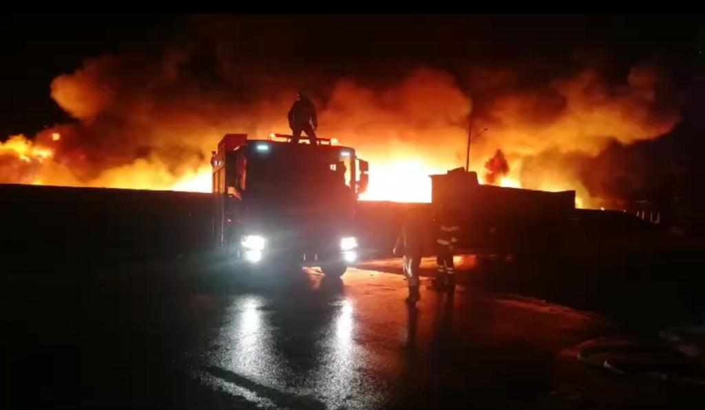 Corpo de Bombeiros combate incêndio de grandes proporções em fábrica no Distrito Industrial